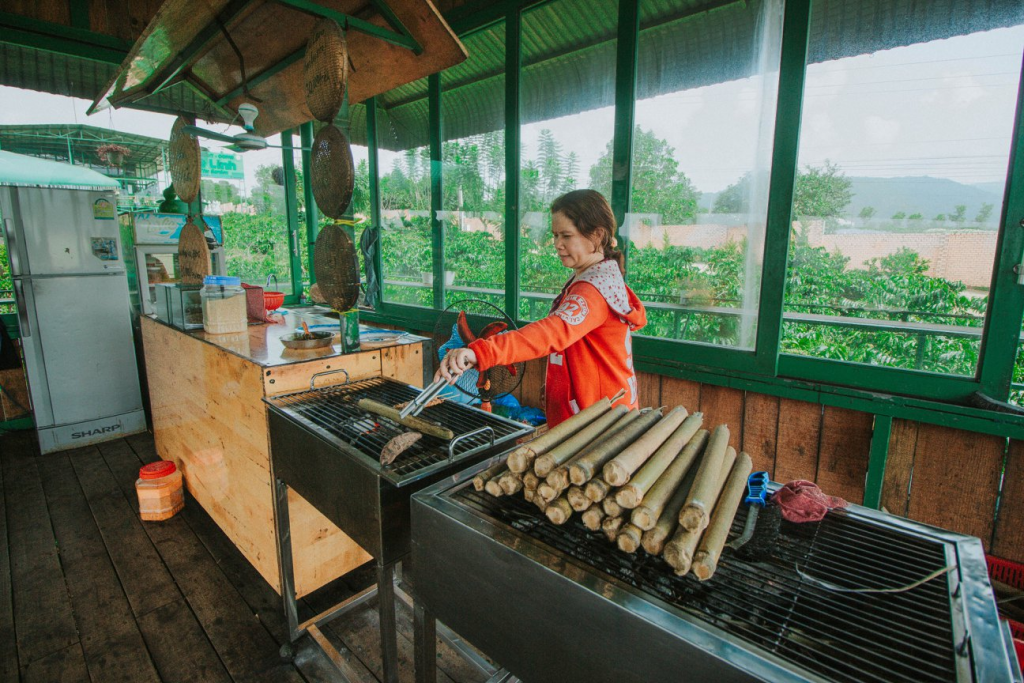 Khu ẩm thực cơm lam và thịt nướng của Mê Linh Coffee Garden