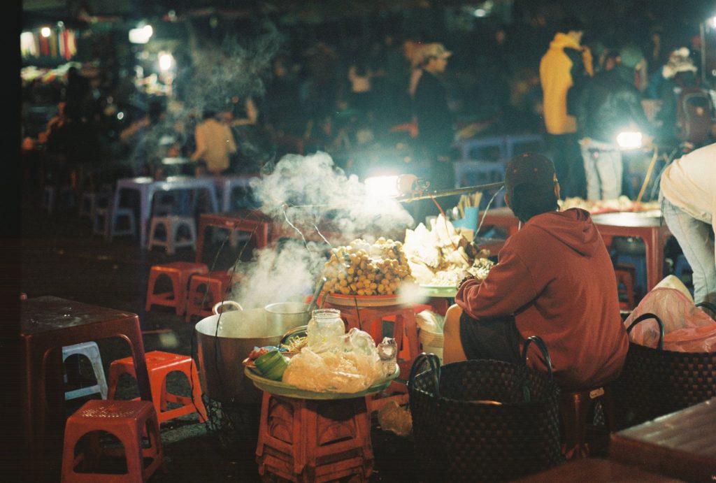 Bạn có thể thưởng thức vô vàn món ăn ngon tại chợ đêm Đà Lạt