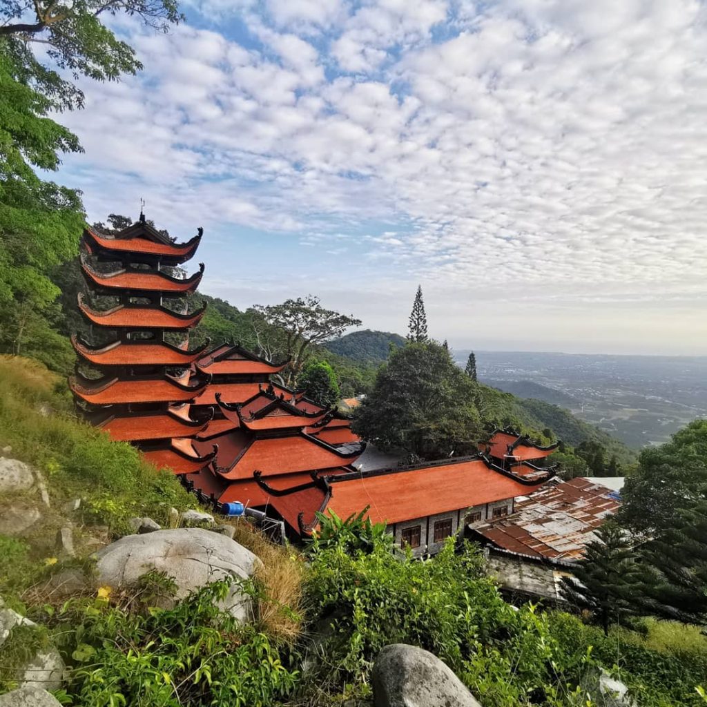 Leo núi Tà Cú chiêm ngưỡng cảnh đẹp Bình Thuận từ trên cao