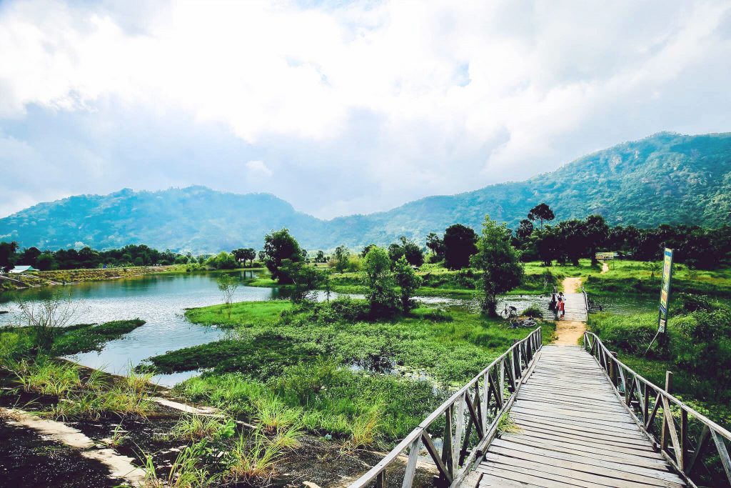 Hồ Ô Thum nổi tiếng với đặc sản gà đốt lá chúc không thể bỏ lỡ 