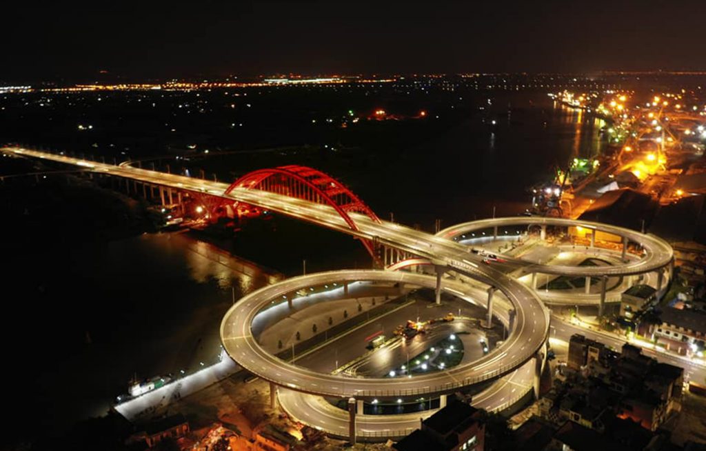 Cầu Hoàng Văn Thụ rực rỡ về đêm 