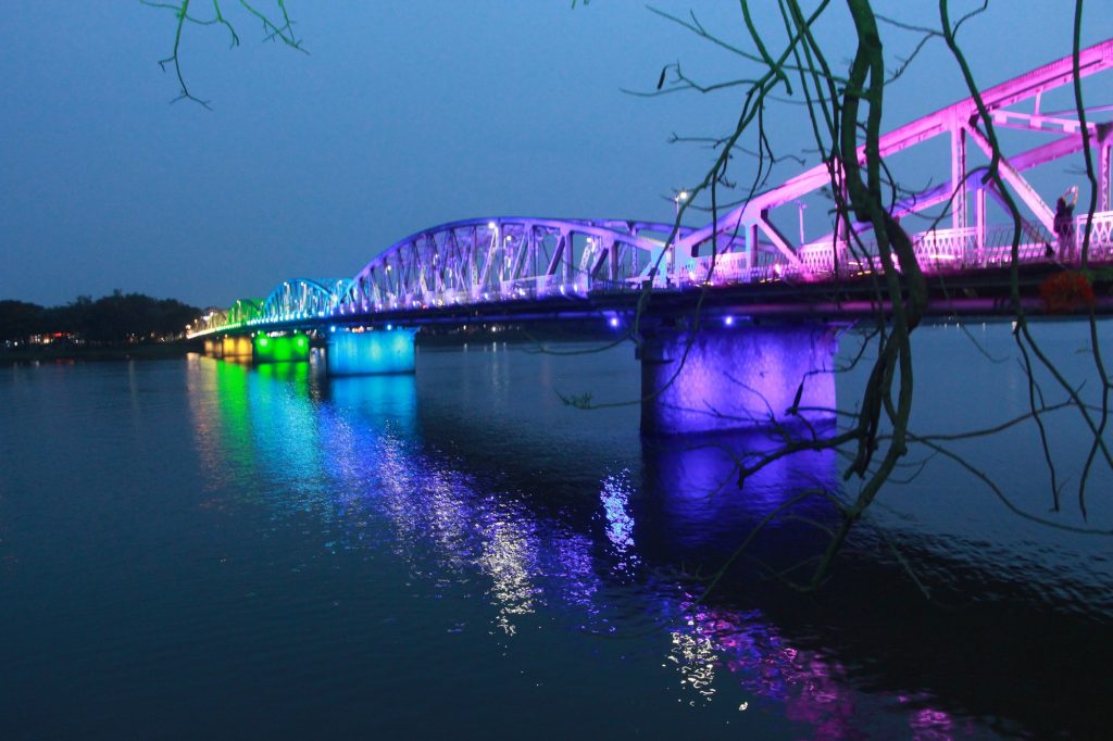 Cầu Trường Tiền lung linh ánh đèn vào ban đêm, du lịch huế