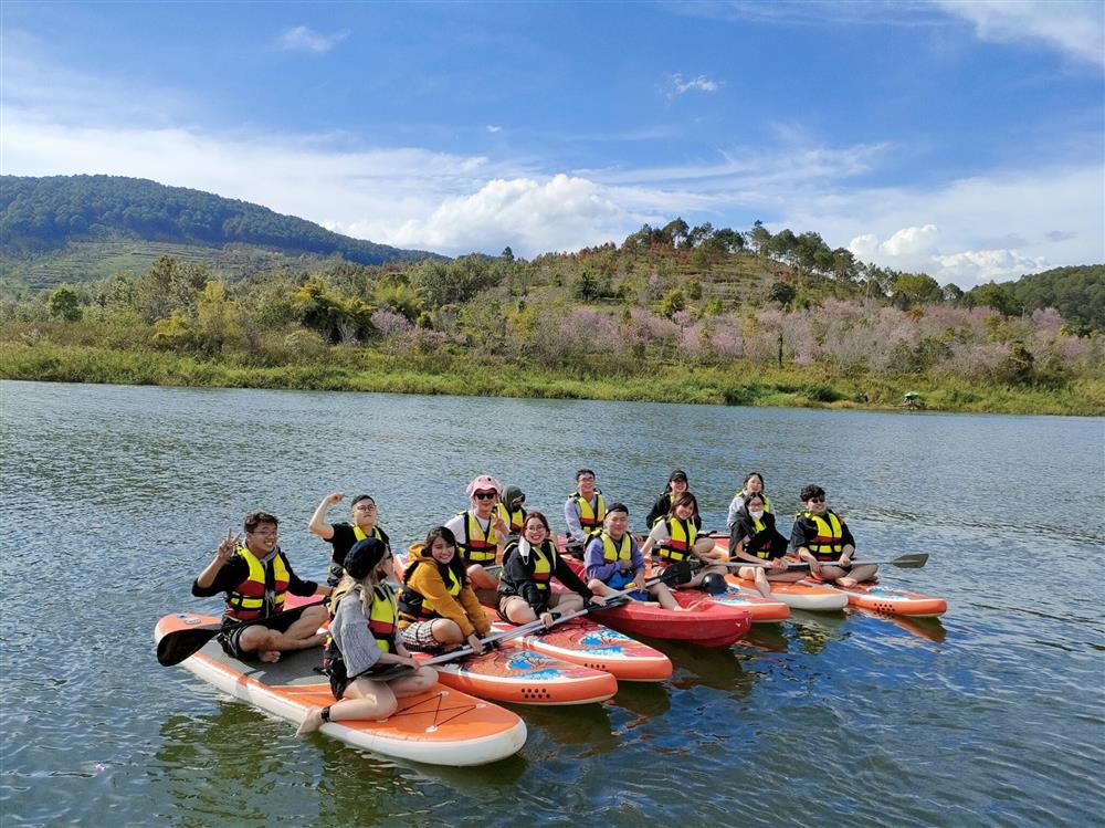 Hoạt động chèo sụp / thuyền kayak thu hút nhiều bạn trẻ khi đến hồ Tuyền Lâm 