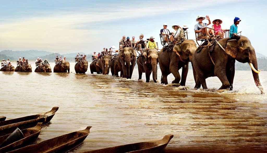 Cưỡi voi hoạt động thú vị cho du khách khi đến hồ Tuyền Lâm 