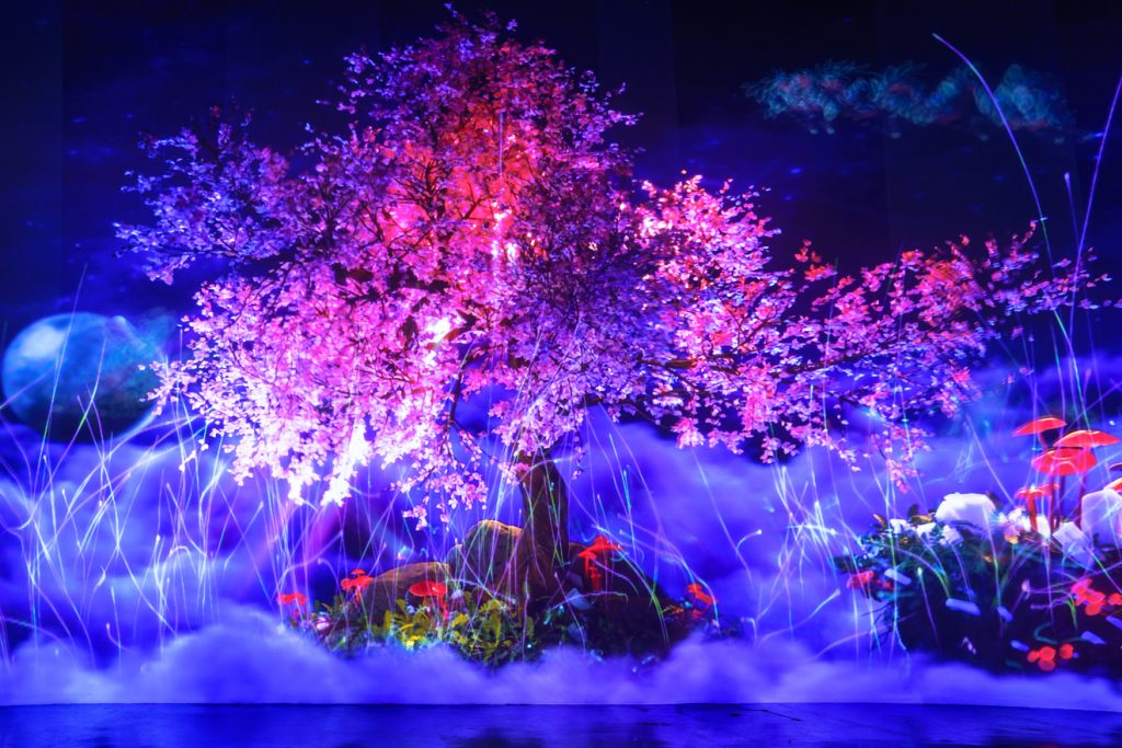Cây thần trong khu rừng nhiệt đời huyền ảo trong phim Avatar được tái hiện tại vườn ánh sáng Đà Lạt 