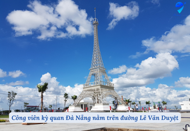 Công viên kỳ quan Đà Nẵng nằm trên đường Lê Văn Duyệt, quận Sơn Trà, sát bên cầu Thuận Phước, hướng ra biển
