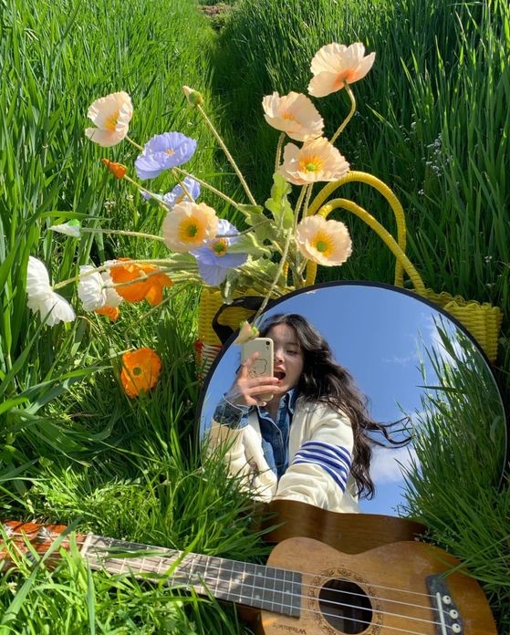 Chụp ảnh với gương cùng phụ kiện trang trí khác như đàn, hoa khi đi picnic(Nguồn: Internet)