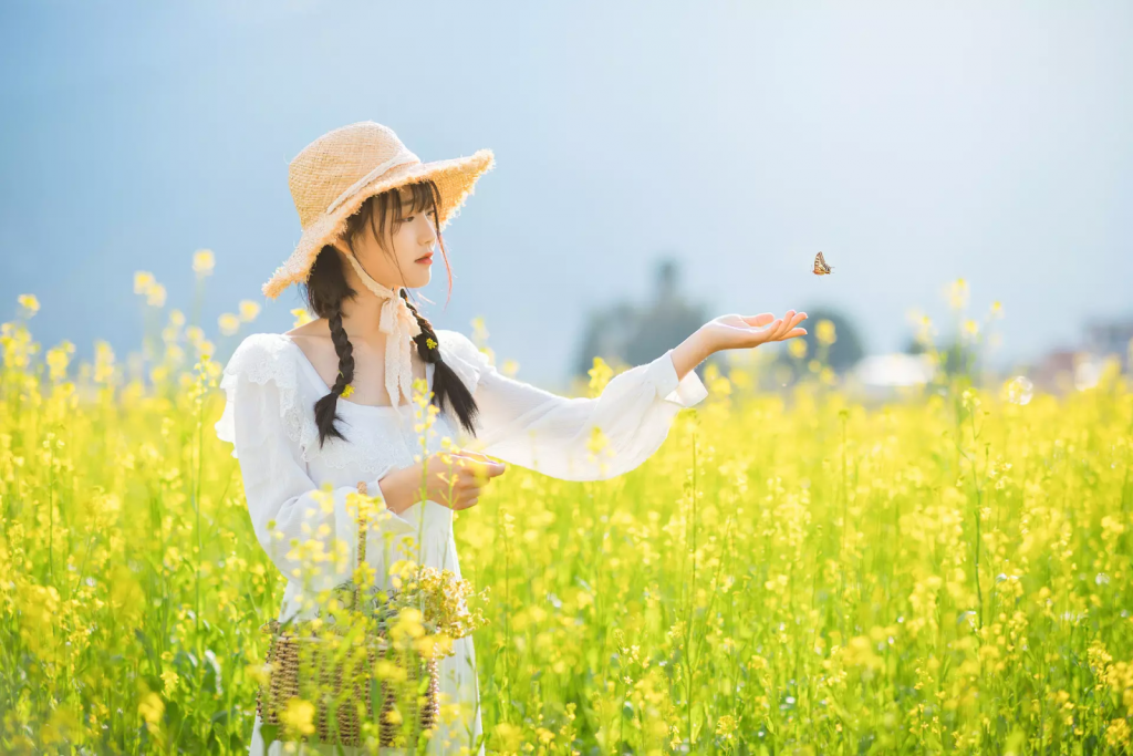 Chụp ảnh giữa cánh đồng hoa nên thơ với nón làm phụ kiện (Nguồn: Internet)