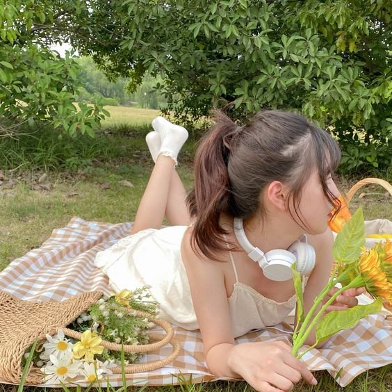 Nằm chụp ảnh cùng background trang trí hoa khi đi picnic (Nguồn: Internet)
