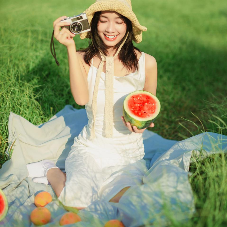 Sử dụng phụ kiện như máy ảnh, hoa, trái cây để làm background khi tạo dáng chụp ảnh picnic (Nguồn: Internet)