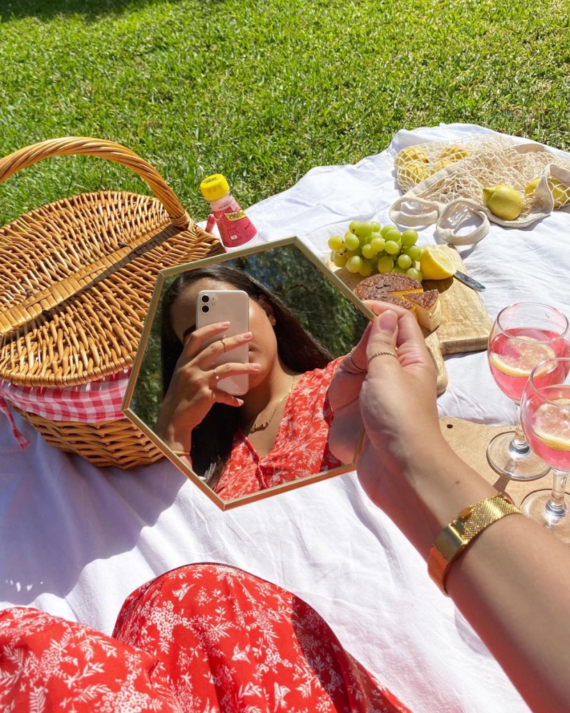 Bạn hoàn toàn có thể chọn một chiếc gương nhỏ xinh để tự chụp khi đi picnic (Nguồn: Internet)