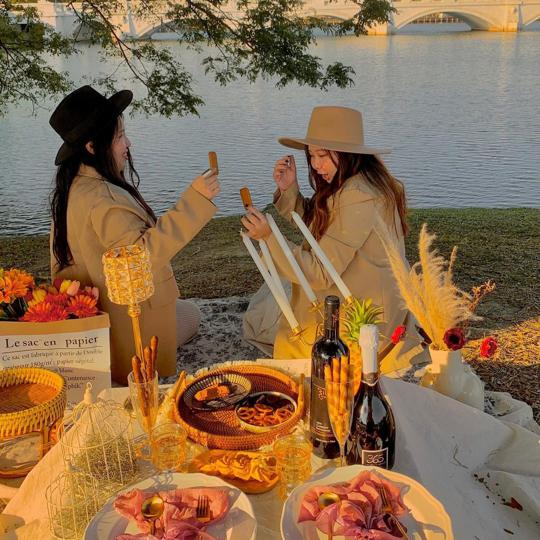Cùng hội bạn thân có một buổi picnic ngắm chiều hoàng hôn (Nguồn: Internet)