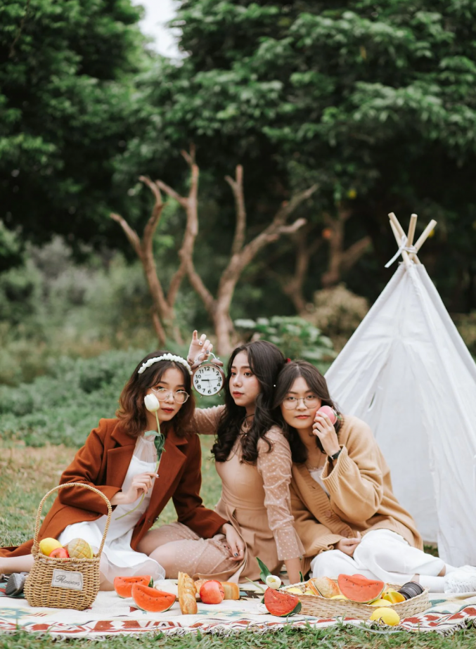 Rủ hội bạn thân đi picnic ở công viên (Nguồn: Internet)