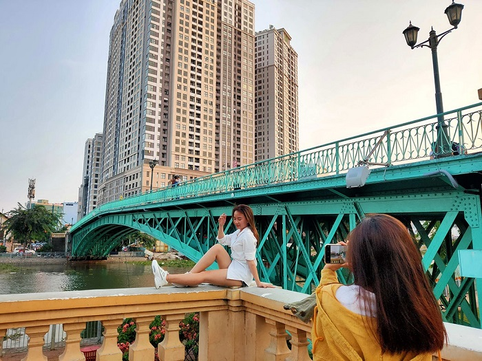 Tạo dáng chụp ảnh ngoài trời với cầu Mống - cây cầu nổi danh thường xuất hiện trong các MV ca nhạc (Nguồn: Internet)