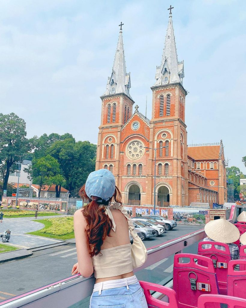 Thả dáng tại nhà thờ Đức Bà - địa điểm check - in ngoại cảnh nổi tiếng tại Sài thành (Nguồn: Internet)
