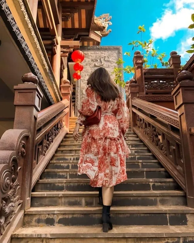 Tạo dáng bước đi lên bậc thang ở chùa (Nguồn: Internet)