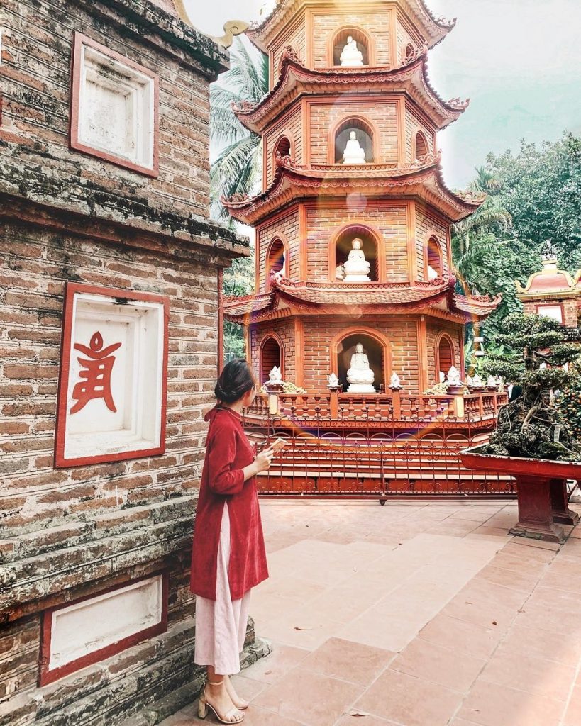 Chụp hình bên các đền thờ của chùa (Nguồn: Internet)