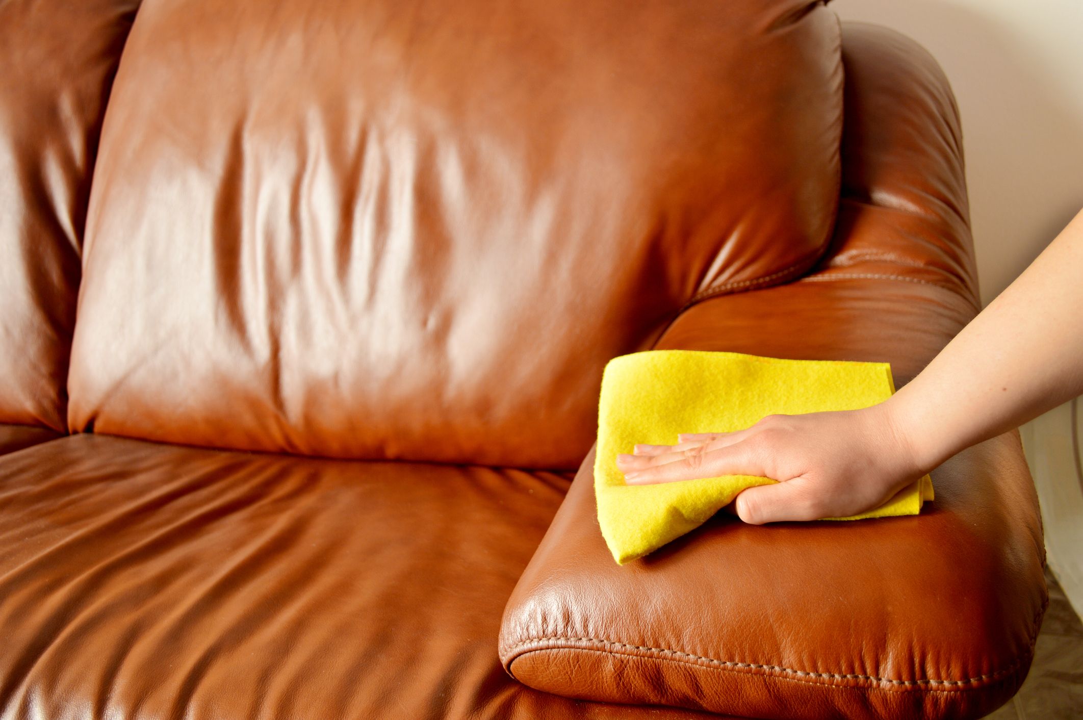 Hướng dẫn cách làm sạch và vệ sinh ghế sofa da tại nhà
