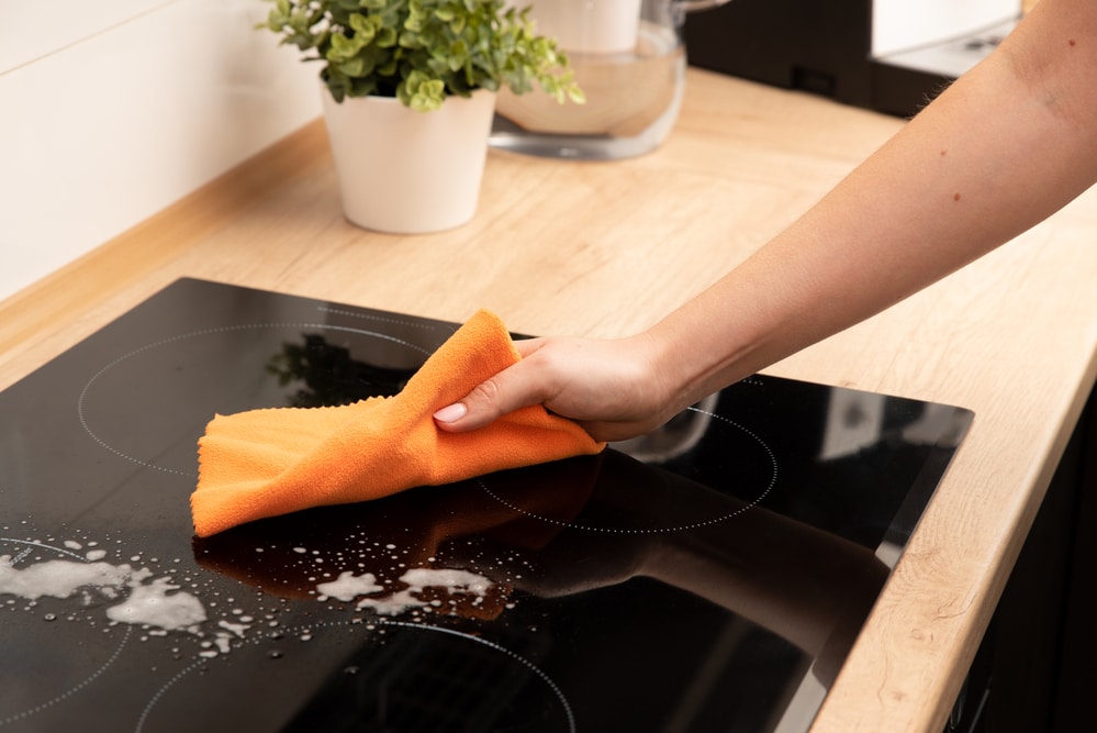 Cách vệ sinh bếp từ bị cháy đơn giản, nhanh chóng, dễ thực hiện