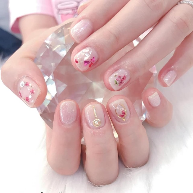 Nail ẩn hoa khô đính đá