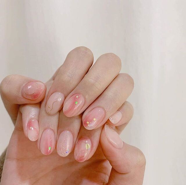 Mẫu nail ẩn hoa khô kim tuyến thanh lịch. 