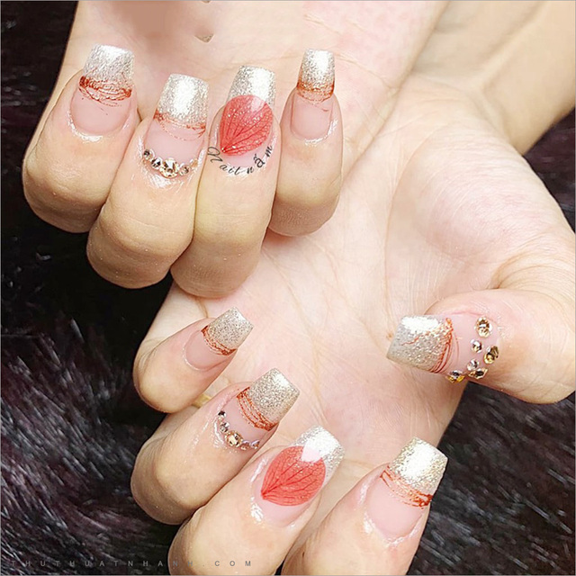 Nail ẩn hoa khô đính đá