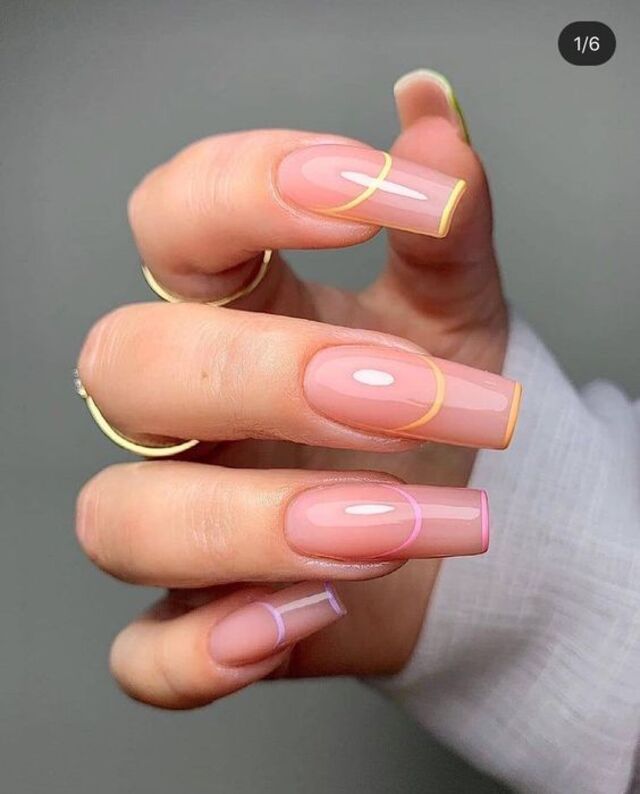 Mẫu nail cầu vồng kẻ chì đầu móng. 