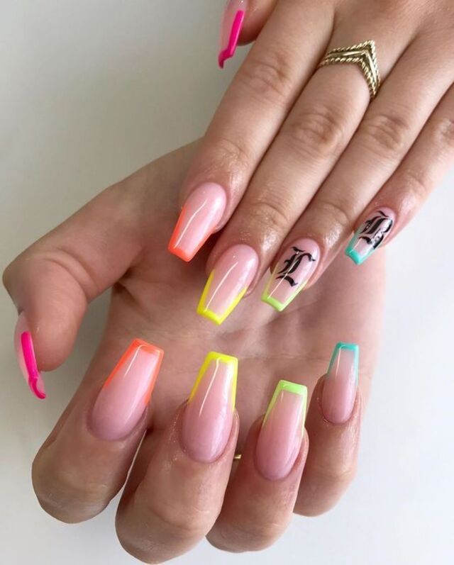 Mẫu nail cầu vồng kẻ chì đầu và cạnh móng.