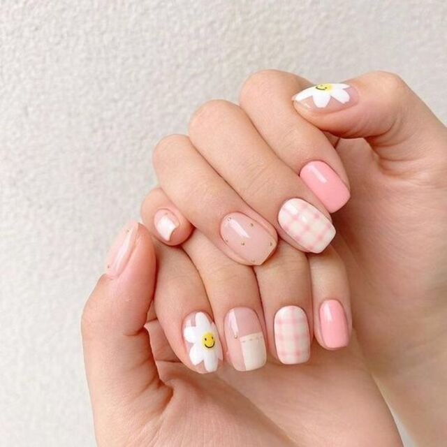 Nail mùa hè với họa tiết bông hoa đáng yêu, nhẹ nhàng