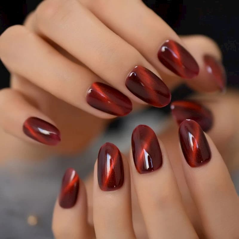 Nail mắt mèo kim cương đỏ cho tuổi trung niên