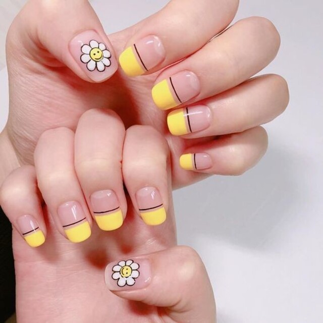 Nail mùa hè với họa tiết bông hoa đáng yêu, nhẹ nhàng