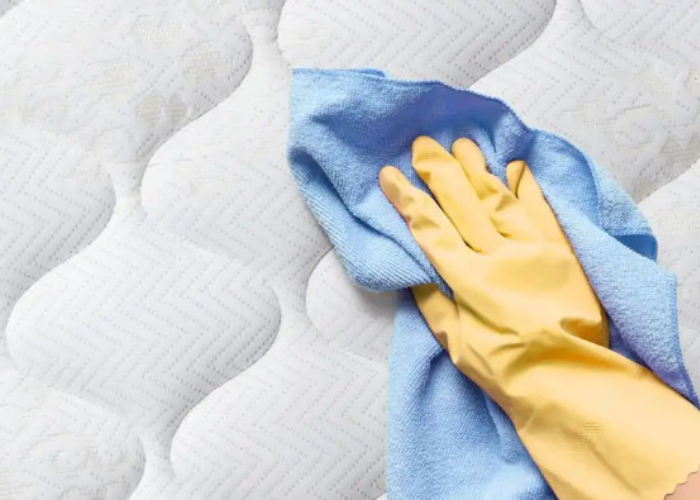 Giặt nệm tại nhà bằng baking soda và dung dịch làm sạch enzyme là cách vệ sinh nệm giường  hiệu quả được nhiều người áp dụng