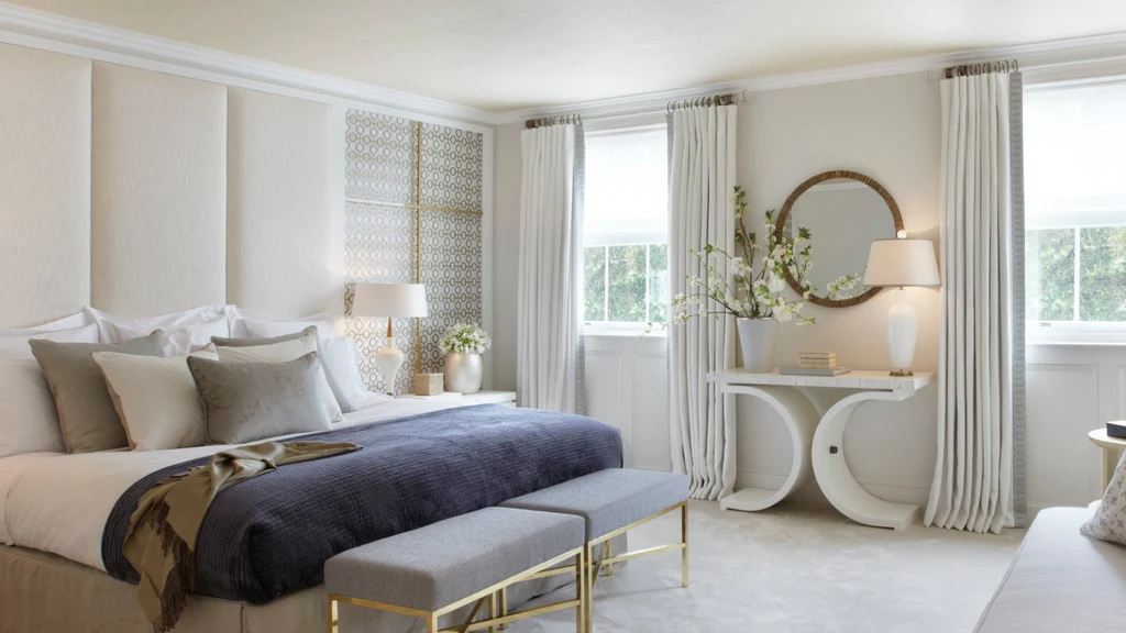Phòng ngủ theo phong cách tối giản với tone trắng làm chủ đạo cùng các món đồ trang trí đẹp mắt như gương treo tường, chậu hoa hay đèn bàn,...