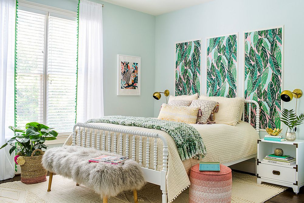 Mẫu 35: Tranh treo tường với các chi tiết lá cây tạo cảm giác mát mẻ và yên bình cho căn phòng ngủ của cặp đôi.