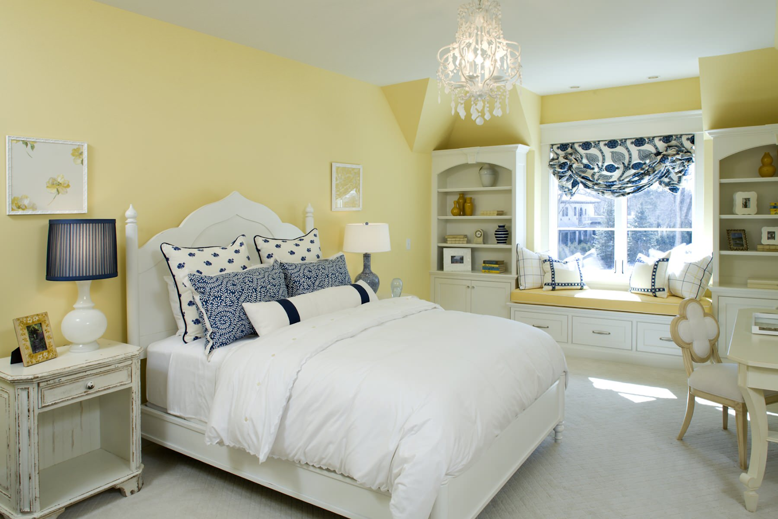 Mẫu 40: Tường màu vàng pastel mang lại vibe trẻ trung và tươi mới cho gian phòng ngủ của vợ chồng.