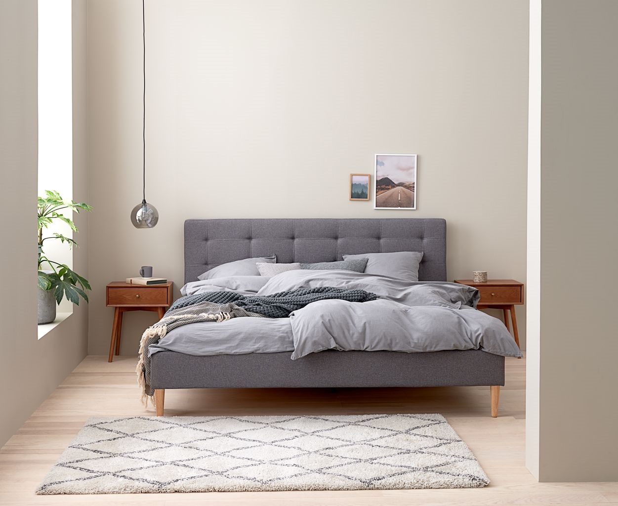 Mẫu 115144: Thiết kế phòng ngủ đẹp cho nam với khung giường MILLINGE làm từ gỗ công nghiệp, bọc vải Polyester xám nhạt.