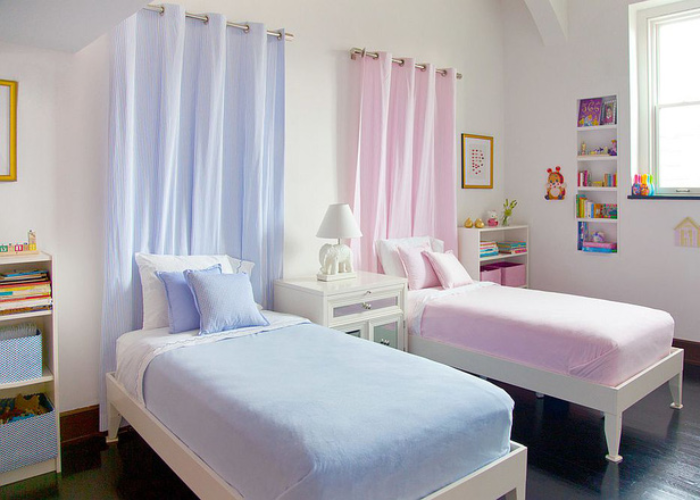 Trang trí cho những bức tường đơn điệu trong phòng ngủ của bé bằng những khung tranh ảnh rực rỡ sắc màu  