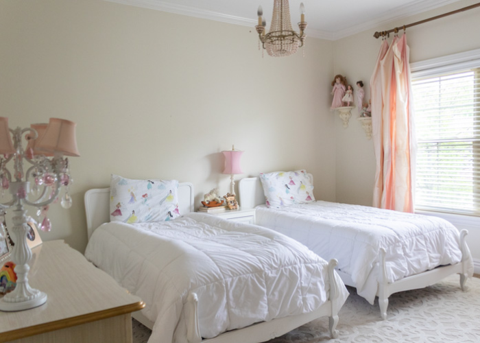 Thiết kế phòng ngủ cho hai bé gái đơn giản với gam màu trắng kem nhẹ nhàng làm chủ đạo