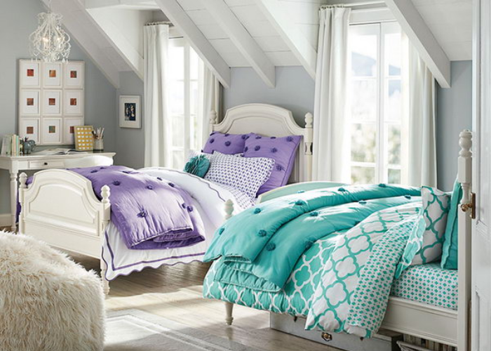 Sử dụng những tấm drap nệm có màu sắc sặc sỡ để trang trí phòng ngủ hai bé gái  