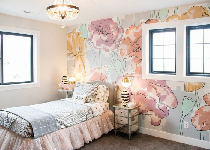 Giấy dán tường có hoa tiết hoa thường được sử dụng để trang trí phòng ngủ bé gái