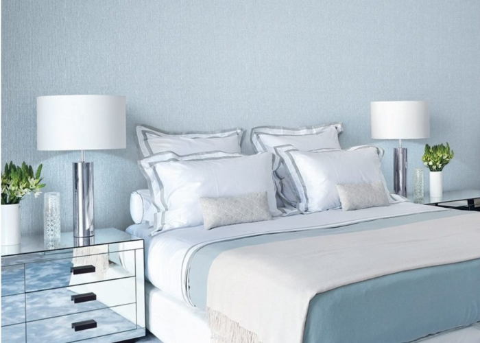 Mẫu phòng ngủ với giấy dán tường xanh dương nhạt đơn giản (Nguồn: Internet)