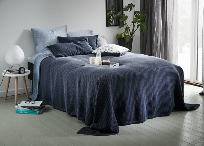 Phòng ngủ với bộ chăn ra màu xanh dương cho căn phòng thêm mát mẻ và hài hoà