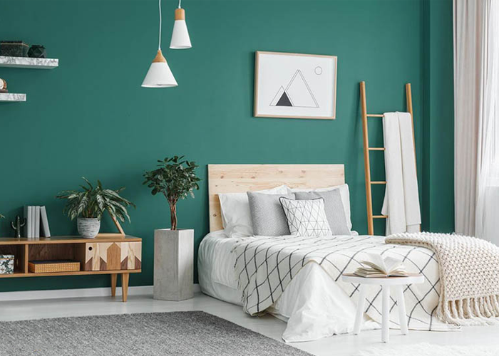 Mẫu 7: Thiết kế phòng ngủ với nền tường xanh lá kết hợp màu trắng sáng của đồ nội thất hiện đại giúp căn phòng thêm phần nổi bật. 
