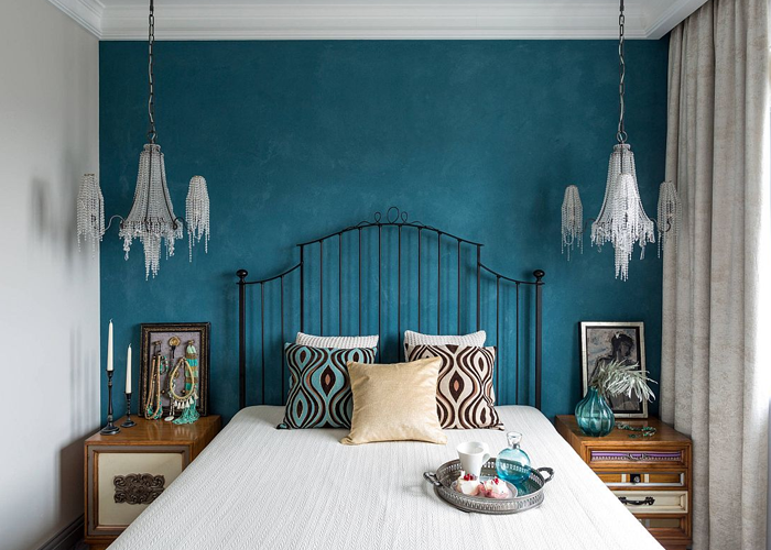 Mẫu 4: Mẫu phòng ngủ phong cách bohemian nổi bật với mảnh tường màu xanh cổ vịt. 