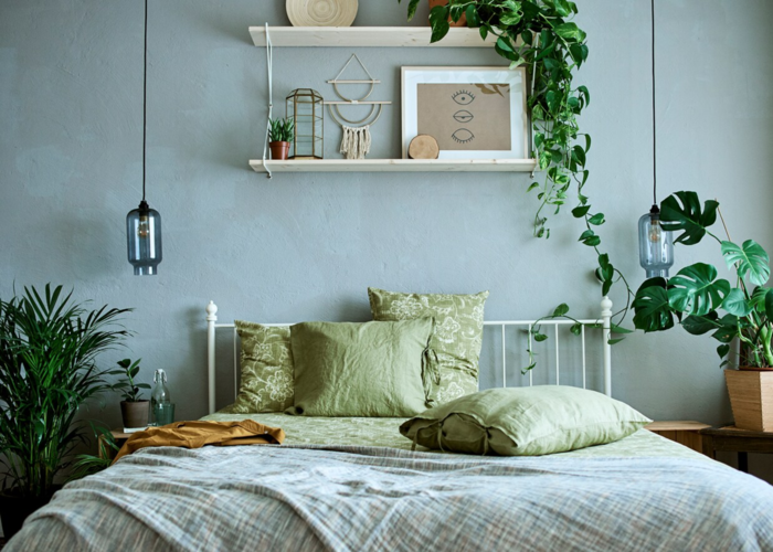 Mẫu 8: Phòng ngủ xanh lá mang phong cách vintage, sử dụng cây xanh trang trí cho căn phòng tràn đầy sức sống. 
