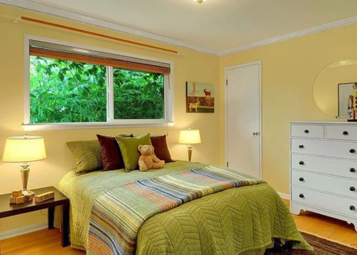 Mẫu 10: Phòng ngủ màu xanh lá và vàng, kết hợp đèn ngủ, tủ và cửa sổ đơn giản. 