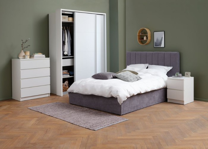 Tủ đầu giường nhựa màu trắng, thiết kế đơn giản phù hợp với nhiều phong cách phòng ngủ (Nguồn: JYSK)