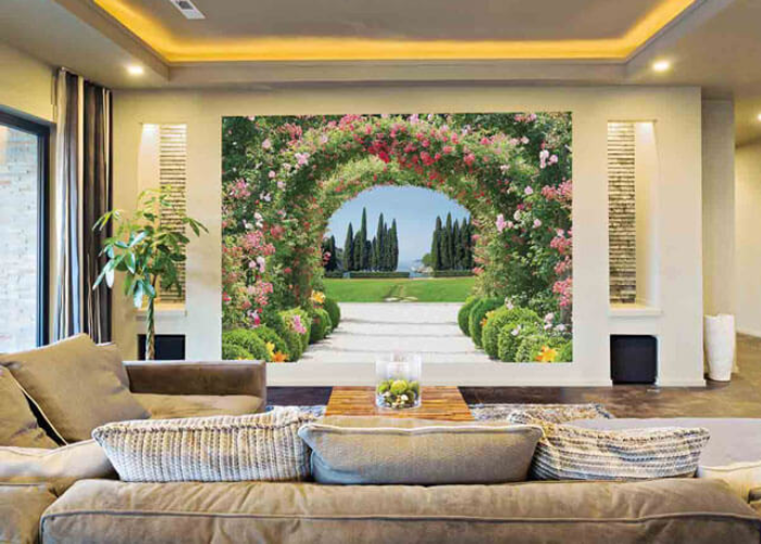 Bức tranh treo phòng khách được thiết kế giống một chiếc cổng chào với hoa và lá đan xen, như mở ra một thế giới rộng lớn trước mắt người nhìn