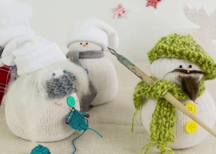Bạn cũng có thể tự sáng tạo ra mẫu người tuyết từ bông gòn theo ý của mình, sau đó dùng chúng để treo lên cây thông Noel
