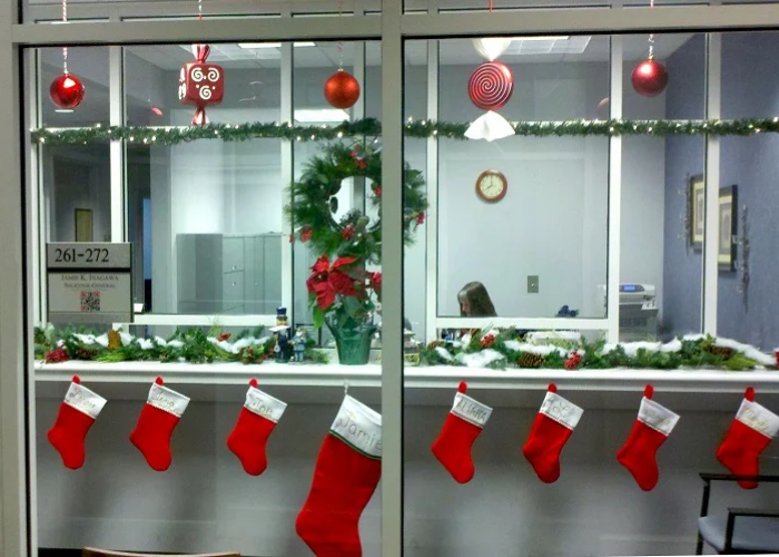 Thay vì treo lên lò sưởi, bạn có thể treo những chiếc tất lên các cánh cửa của văn phòng